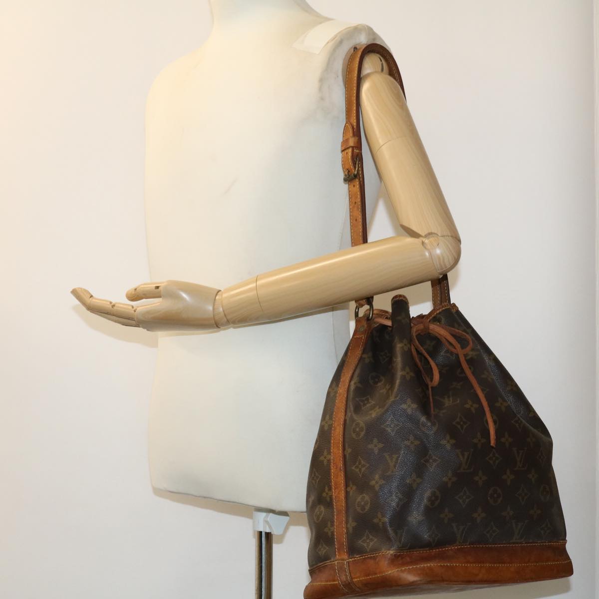 LOUIS VUITTON Monogram Noe Shoulder Bag M42224 LV Auth 31451