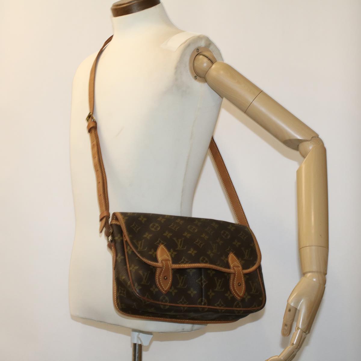 LOUIS VUITTON Monogram Gibeciere MM Shoulder Bag M42247 LV Auth 33257