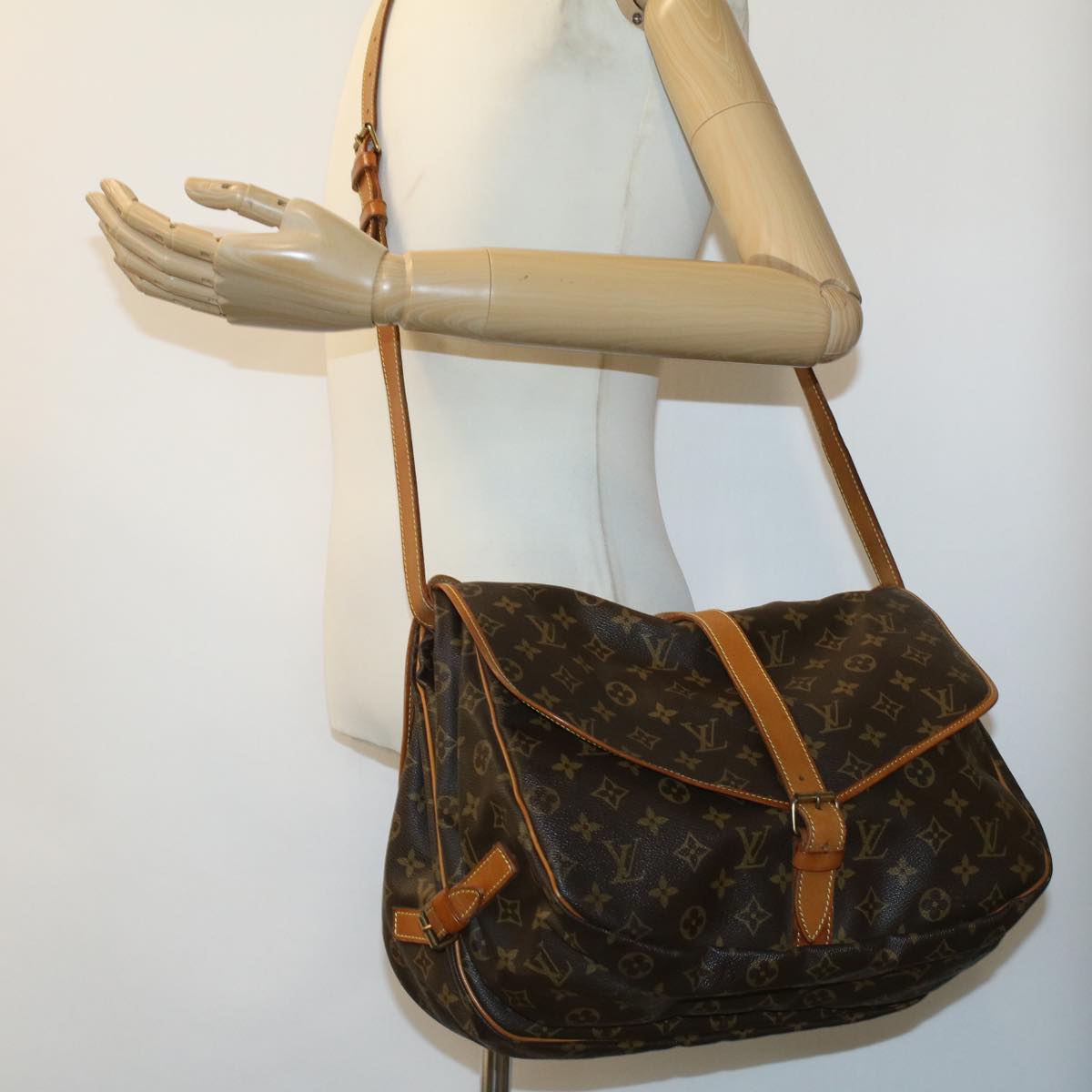 LOUIS VUITTON Monogram Saumur 35 Shoulder Bag M42254 LV Auth 33684