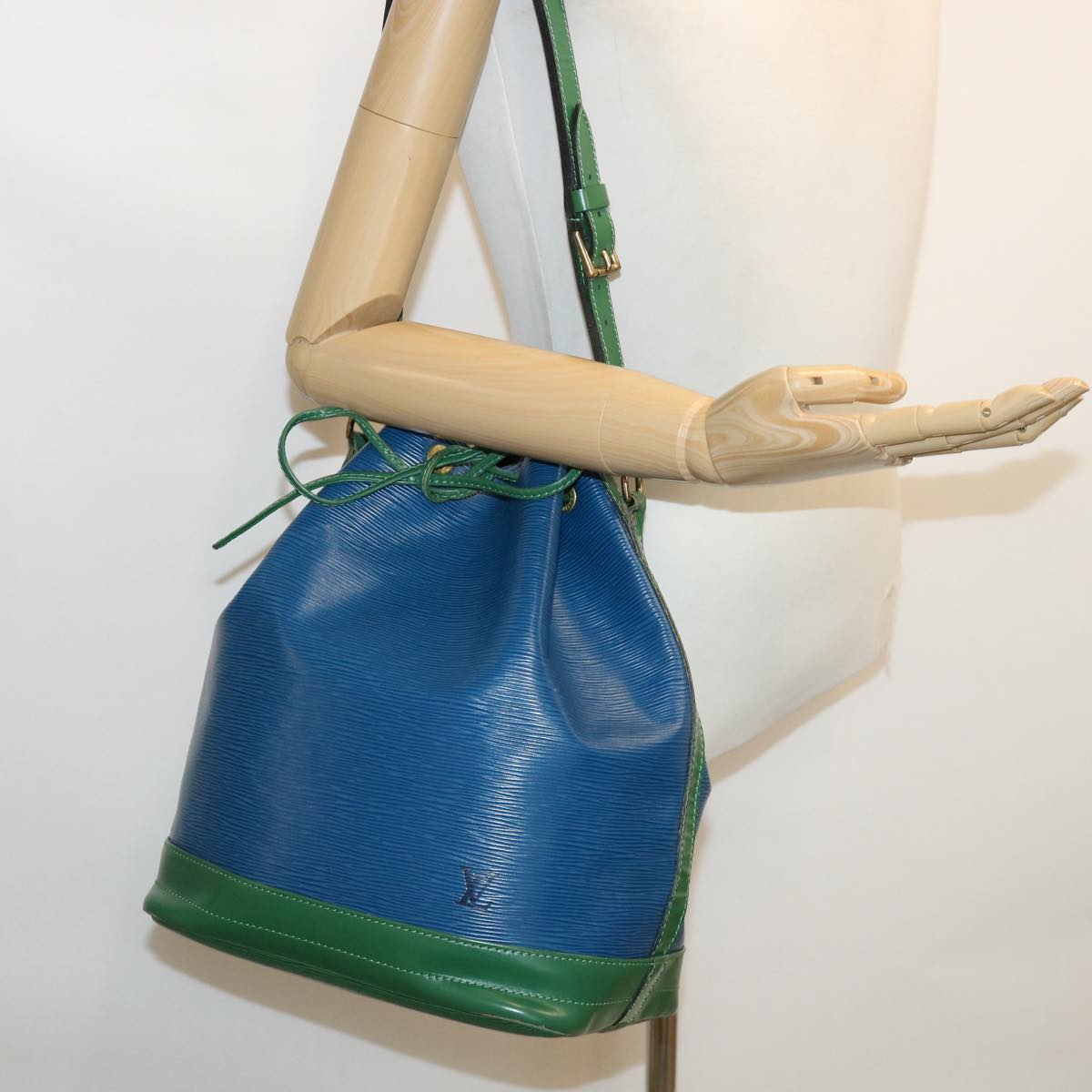 LOUIS VUITTON Epi Tricolor Noe Shoulder Bag Green Blue M44044 LV Auth 35480