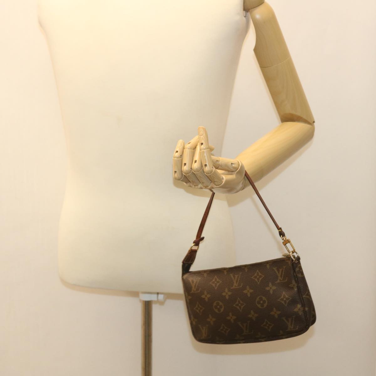 LOUIS VUITTON Monogram Pochette Accessoires Pouch M51980 LV Auth 36027