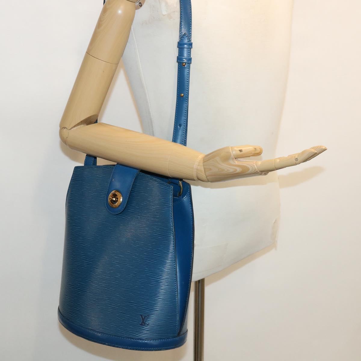 LOUIS VUITTON Epi Cluny Shoulder Bag Blue M52255 LV Auth 37090