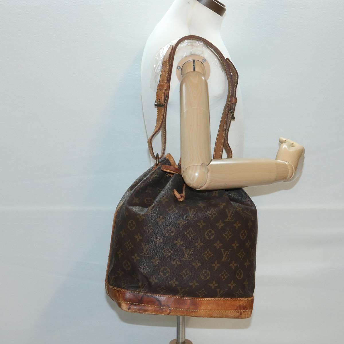 LOUIS VUITTON Monogram Noe Shoulder Bag M42224 LV Auth 38624