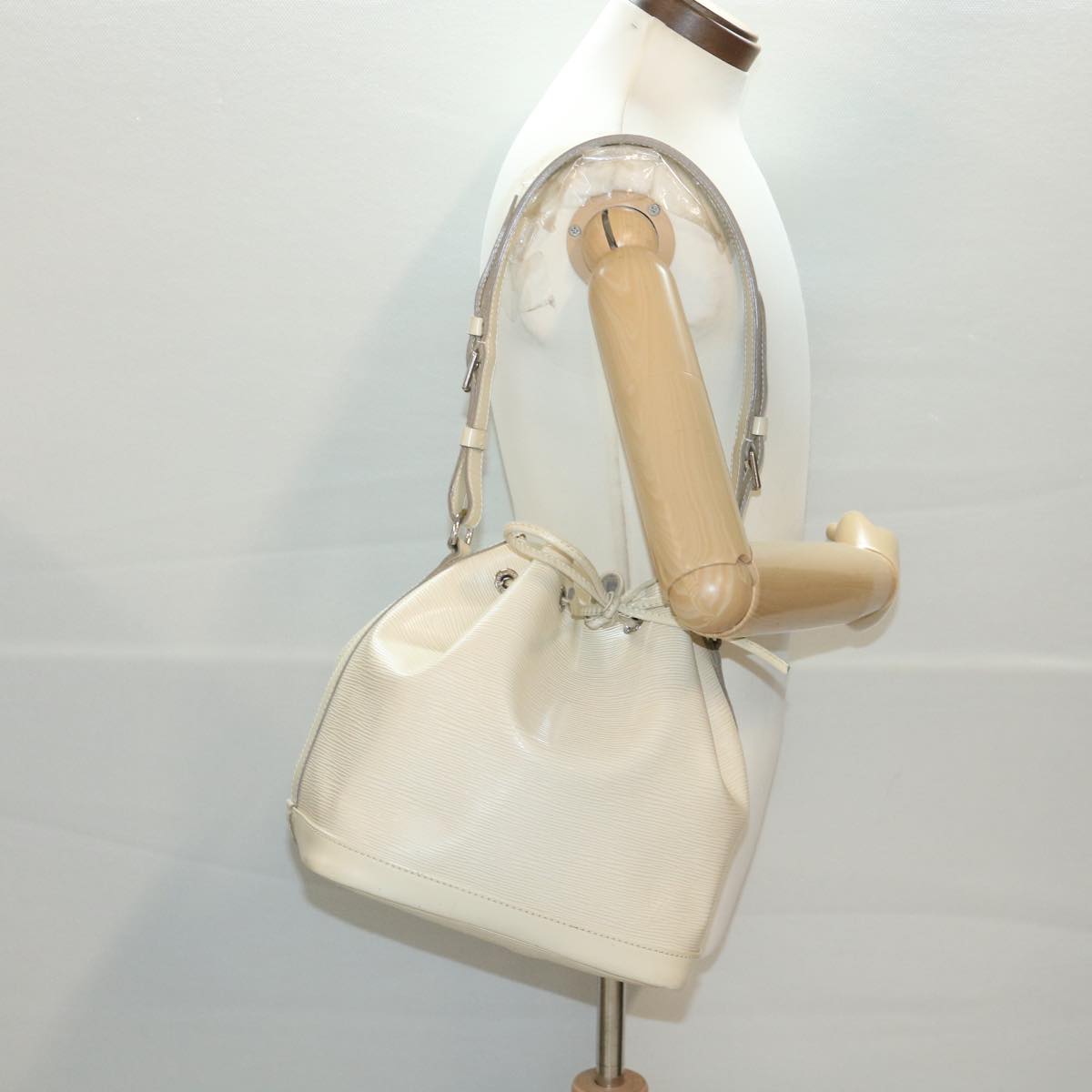 LOUIS VUITTON Epi Petit Noe Shoulder Bag White Yvoire M4084J LV Auth 39066