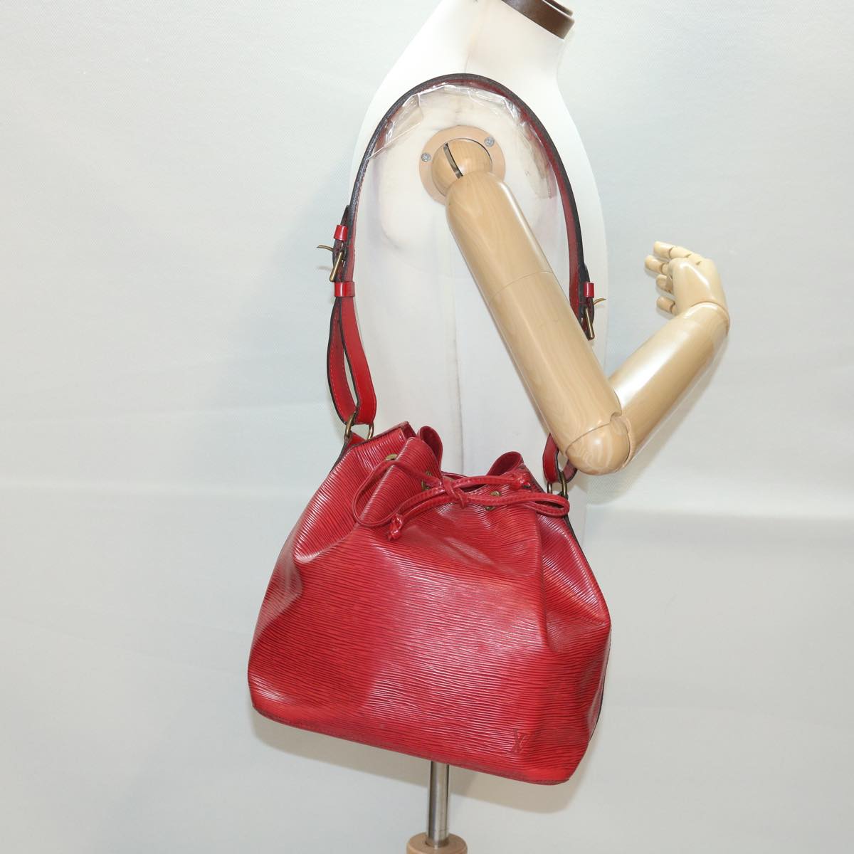 LOUIS VUITTON Epi Petit Noe Shoulder Bag Red M44107 LV Auth 39185