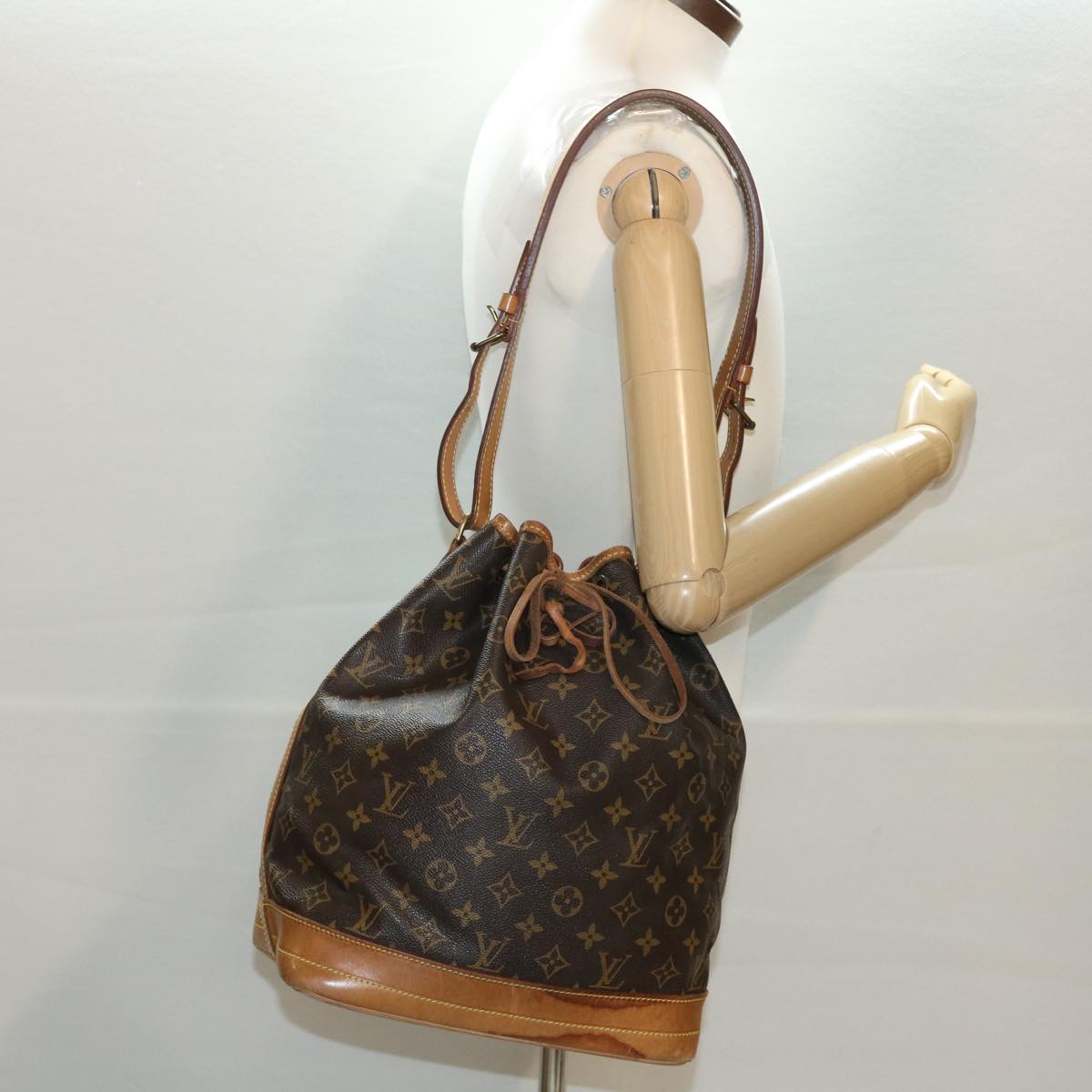 LOUIS VUITTON Monogram Noe Shoulder Bag M42224 LV Auth 39904