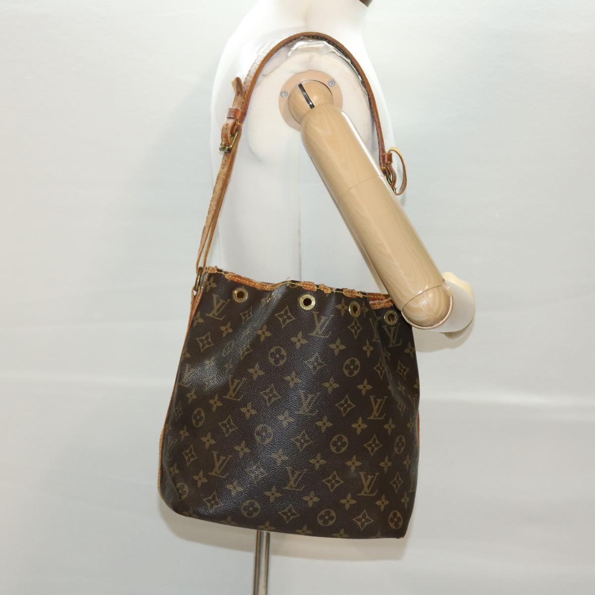 LOUIS VUITTON Monogram Petit Noe Shoulder Bag M42226 LV Auth 40179