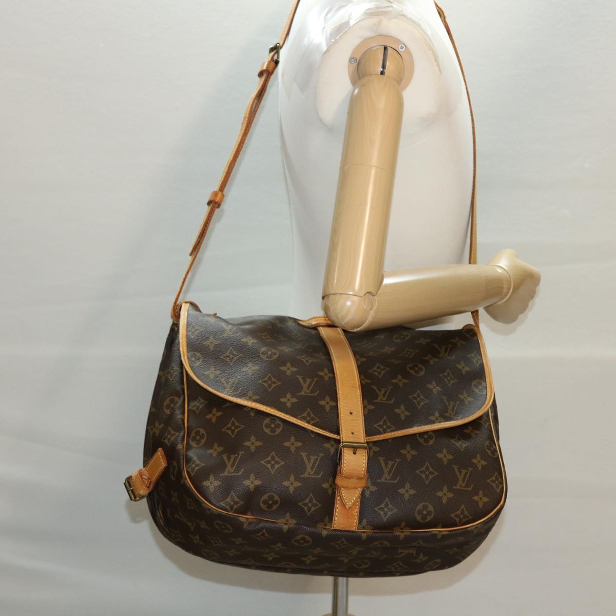 LOUIS VUITTON Monogram Saumur 35 Shoulder Bag M42254 LV Auth 40298