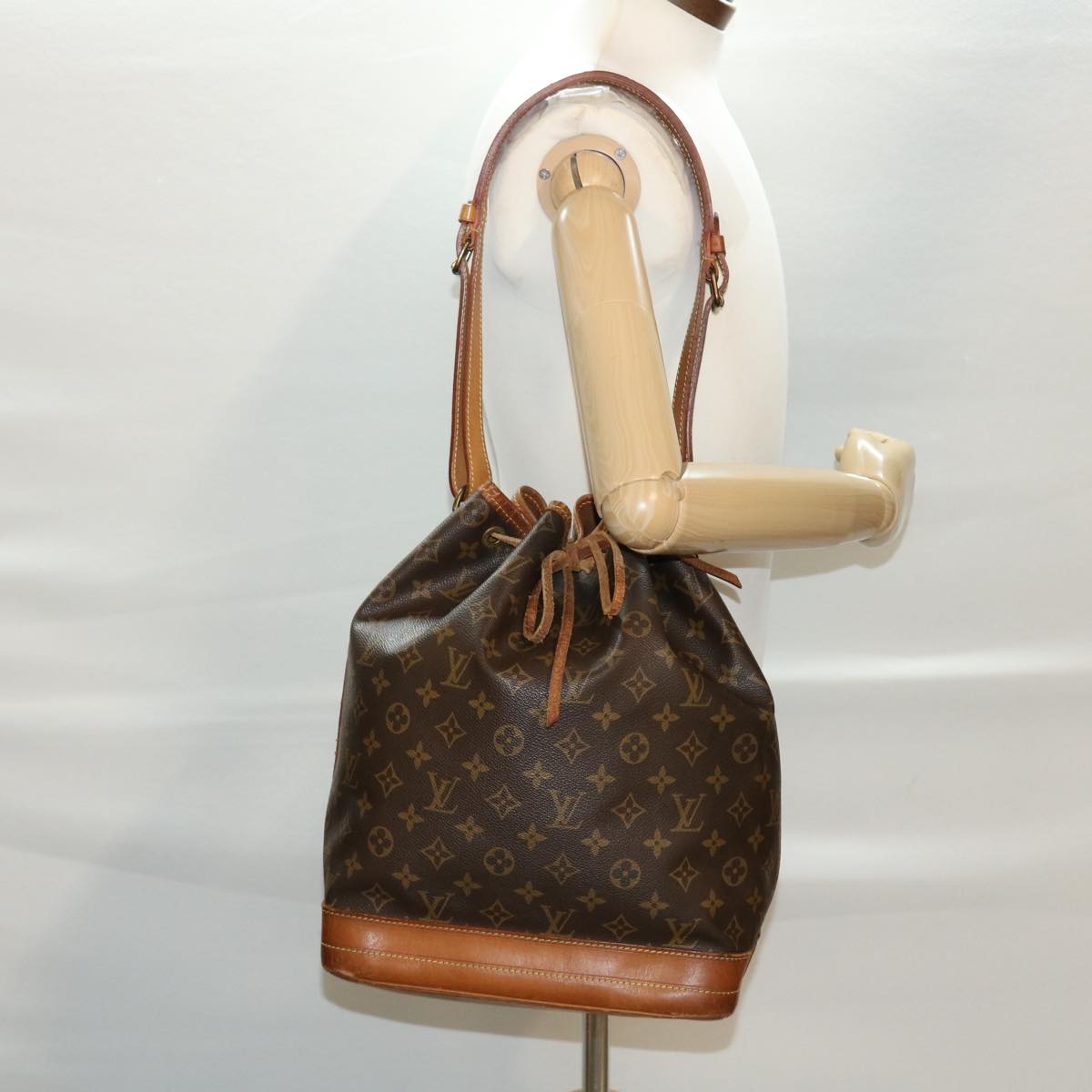 LOUIS VUITTON Monogram Noe Shoulder Bag M42224 LV Auth 40618