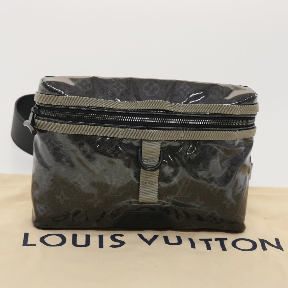 LOUIS VUITTON Monogram Eclipse Glaze Messenger PM Shoulder Bag M52218 Auth 40800