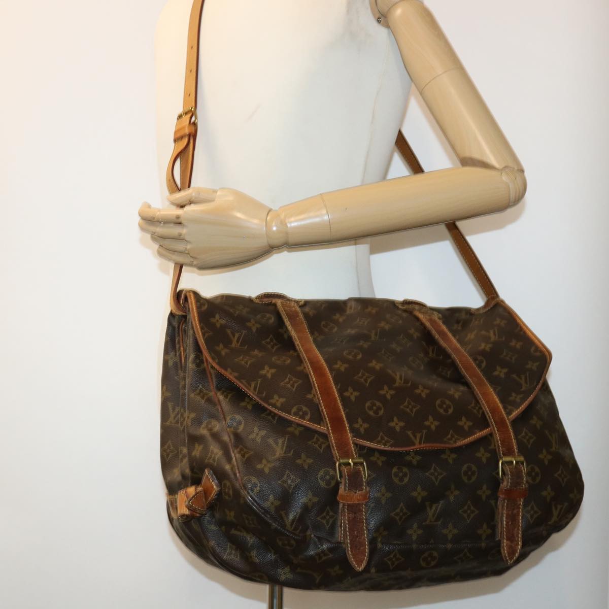 LOUIS VUITTON Monogram Saumur 43 Shoulder Bag M42252 LV Auth 40921