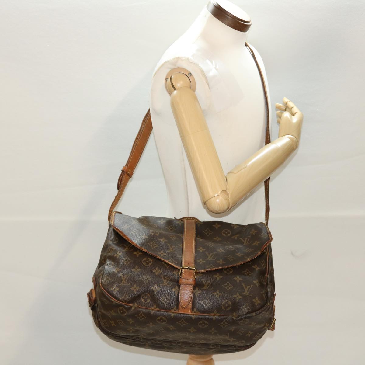 LOUIS VUITTON Monogram Saumur 35 Shoulder Bag M42254 LV Auth 42991