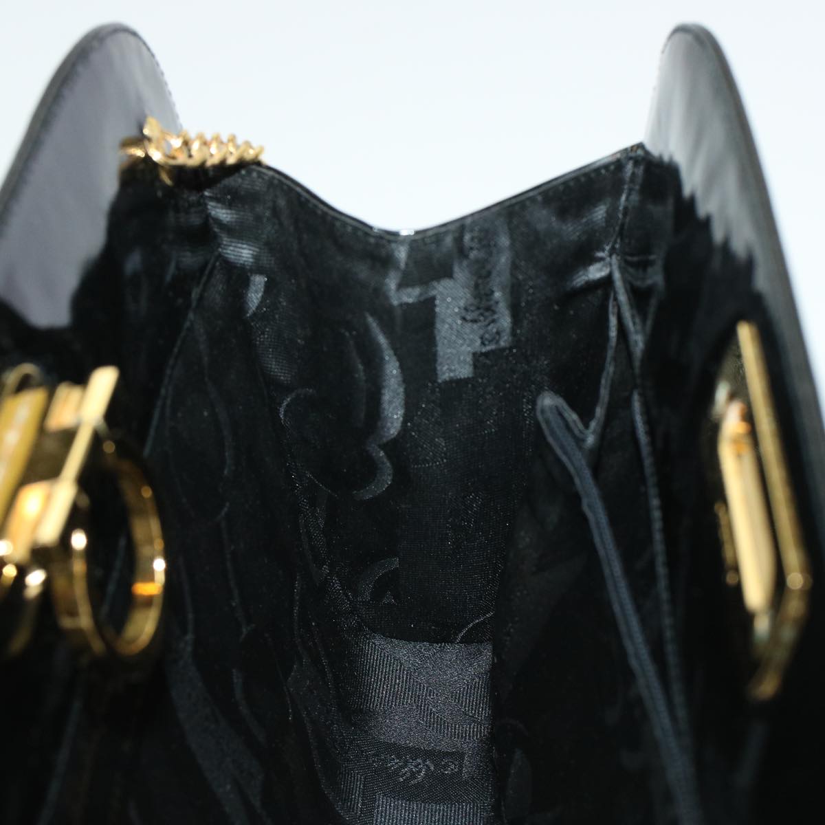 Salvatore Ferragamo Gancini Chain Shoulder Bag Patent leather Black Auth 43098