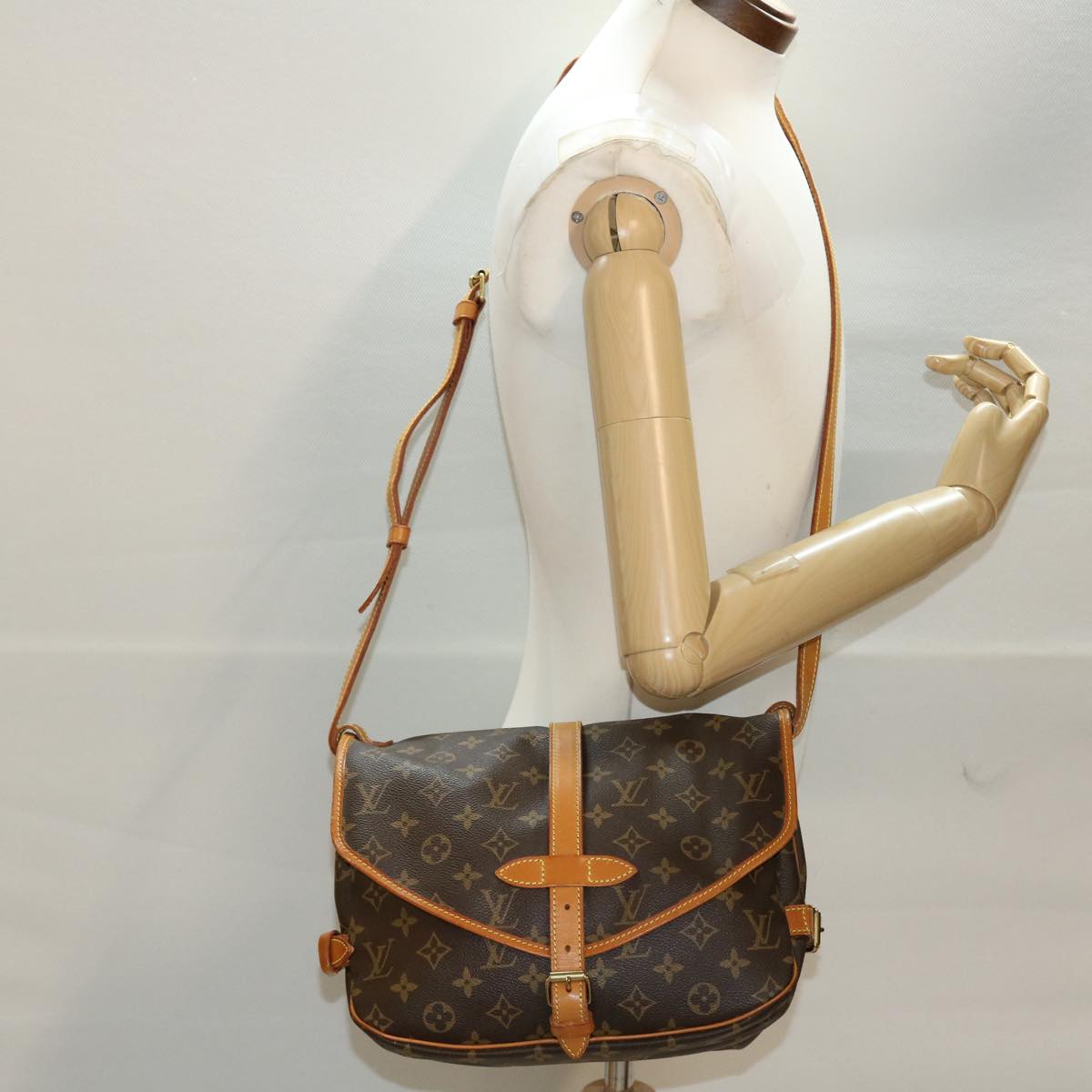 LOUIS VUITTON Monogram Saumur 30 Shoulder Bag M42256 LV Auth 44417