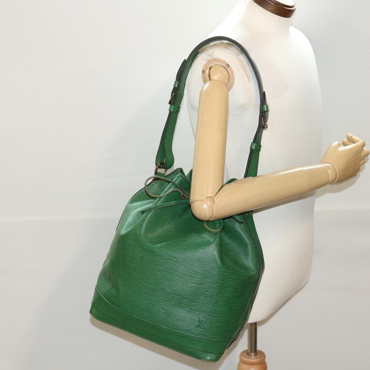 LOUIS VUITTON Epi Noe Shoulder Bag Green M44004 LV Auth 45111