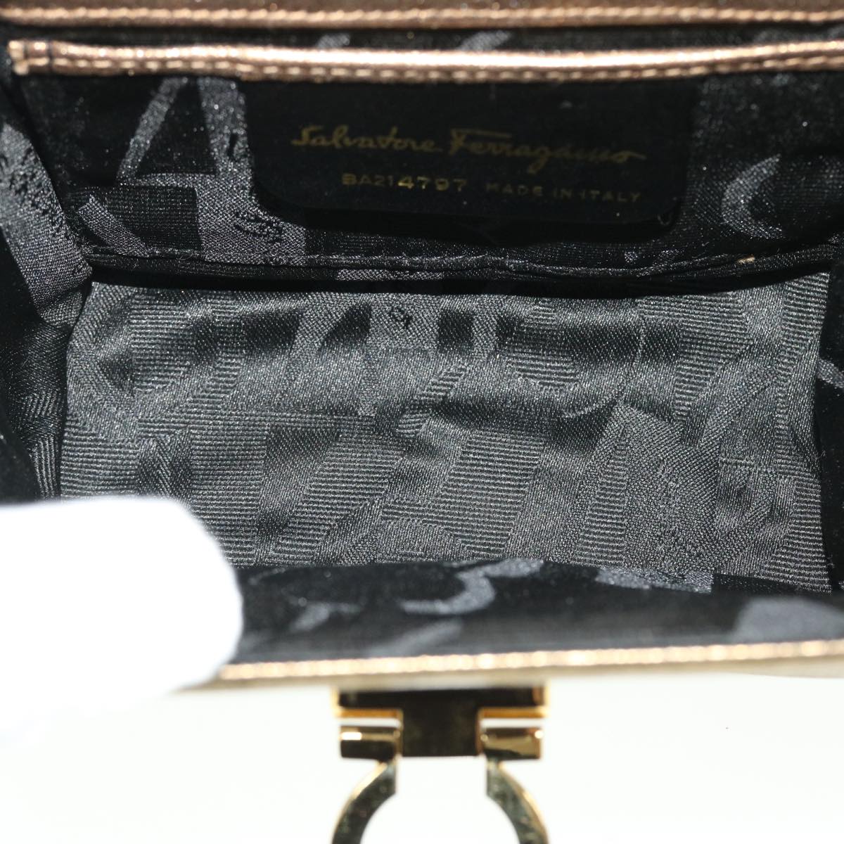 Salvatore Ferragamo Gancini Shoulder Bag Leather Gold Tone Auth 50767