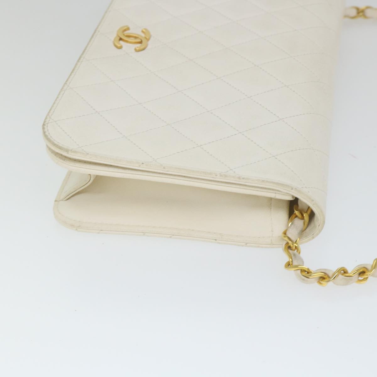 CHANEL Matelasse Chain Shoulder Bag Lamb Skin White CC Auth 57353