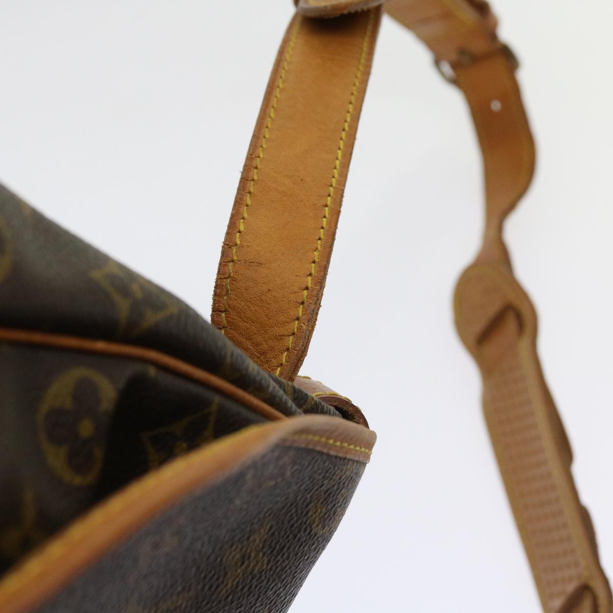 LOUIS VUITTON Monogram Saumur 35 Shoulder Bag M42254 LV Auth 61949