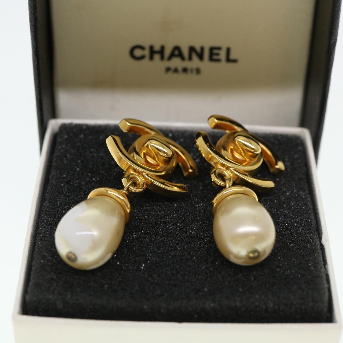 CHANEL Swing Earring Gold Tone CC Auth am4050
