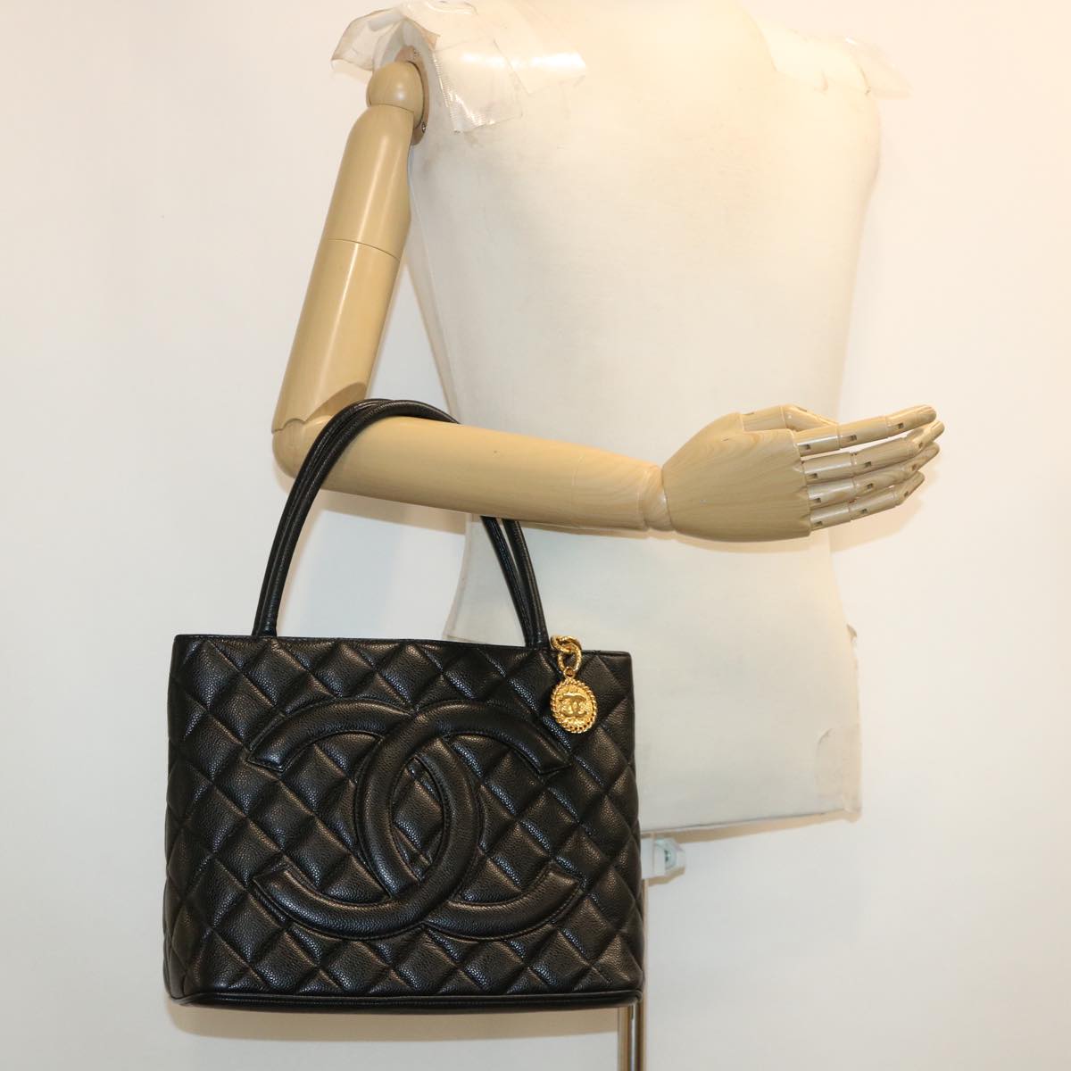 CHANEL Tote Bag Caviar Skin Black CC Auth am4270