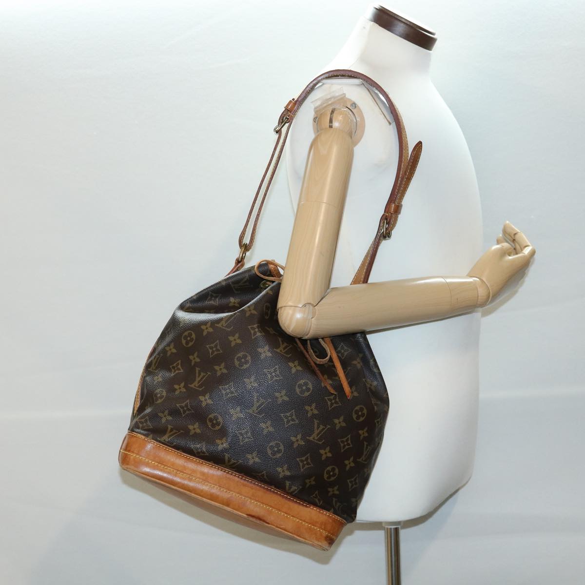 LOUIS VUITTON Monogram Noe Shoulder Bag M42224 LV Auth ar8046B