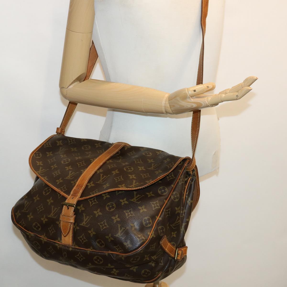 LOUIS VUITTON Monogram Saumur 35 Shoulder Bag M42254 LV Auth ar8861