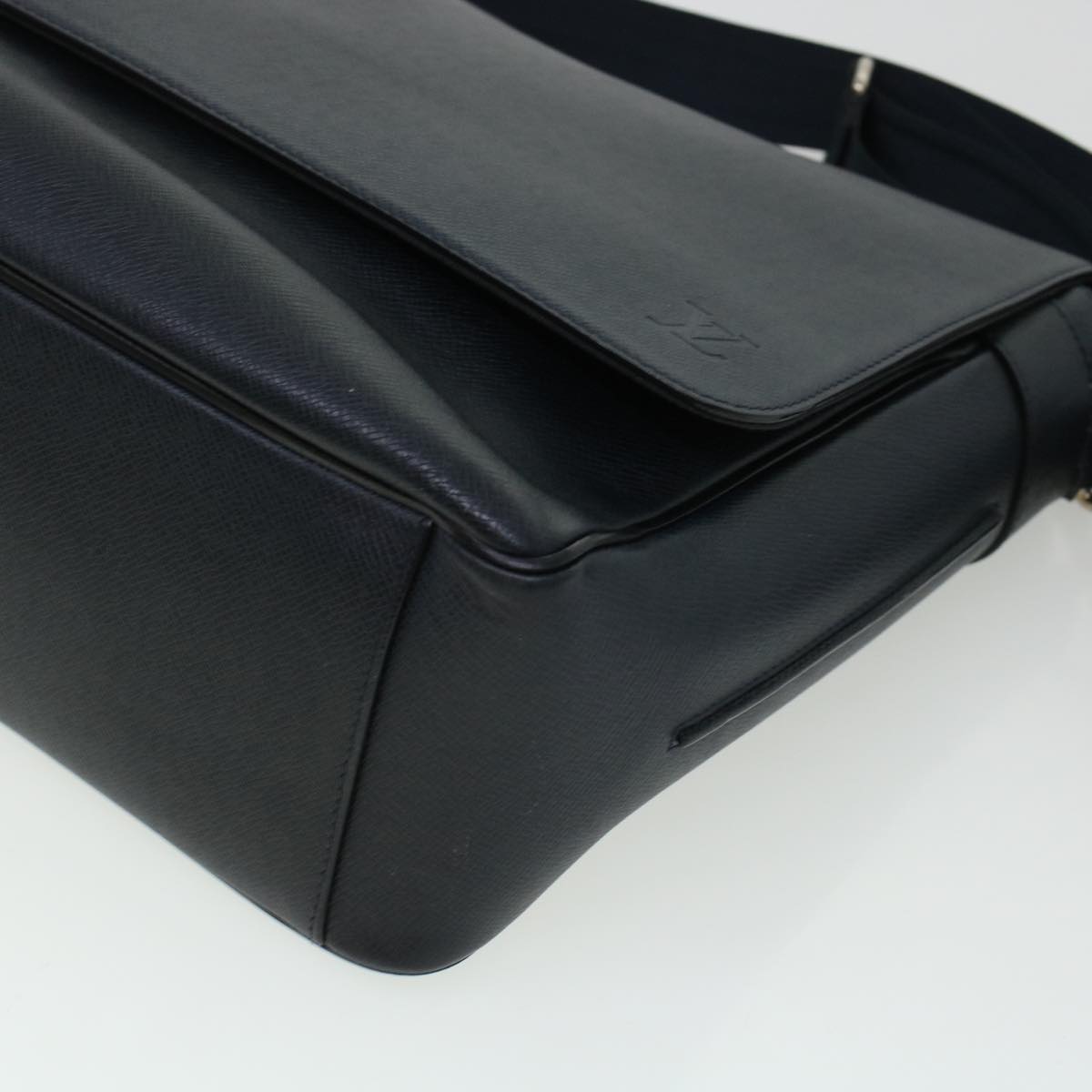 LOUIS VUITTON Taiga Leather Romantic GM Shoulder Bag Boreal M32627 Auth ar9641