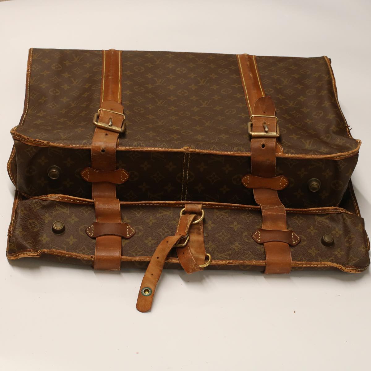 LOUIS VUITTON Monogram Suter Garment Cover M23522 LV Auth ar9918B