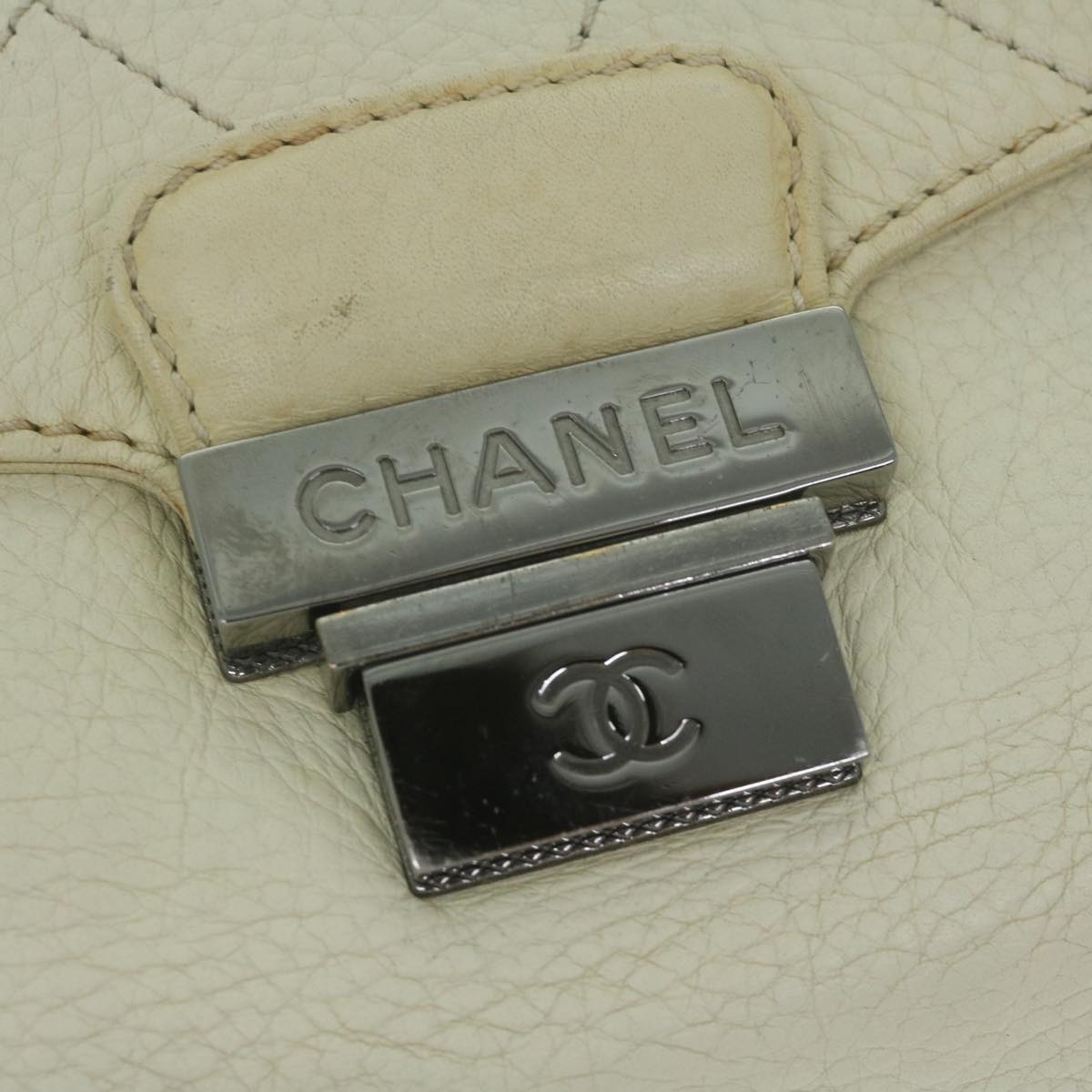 CHANEL Chain Shoulder Bag Leather White CC Auth bs10926