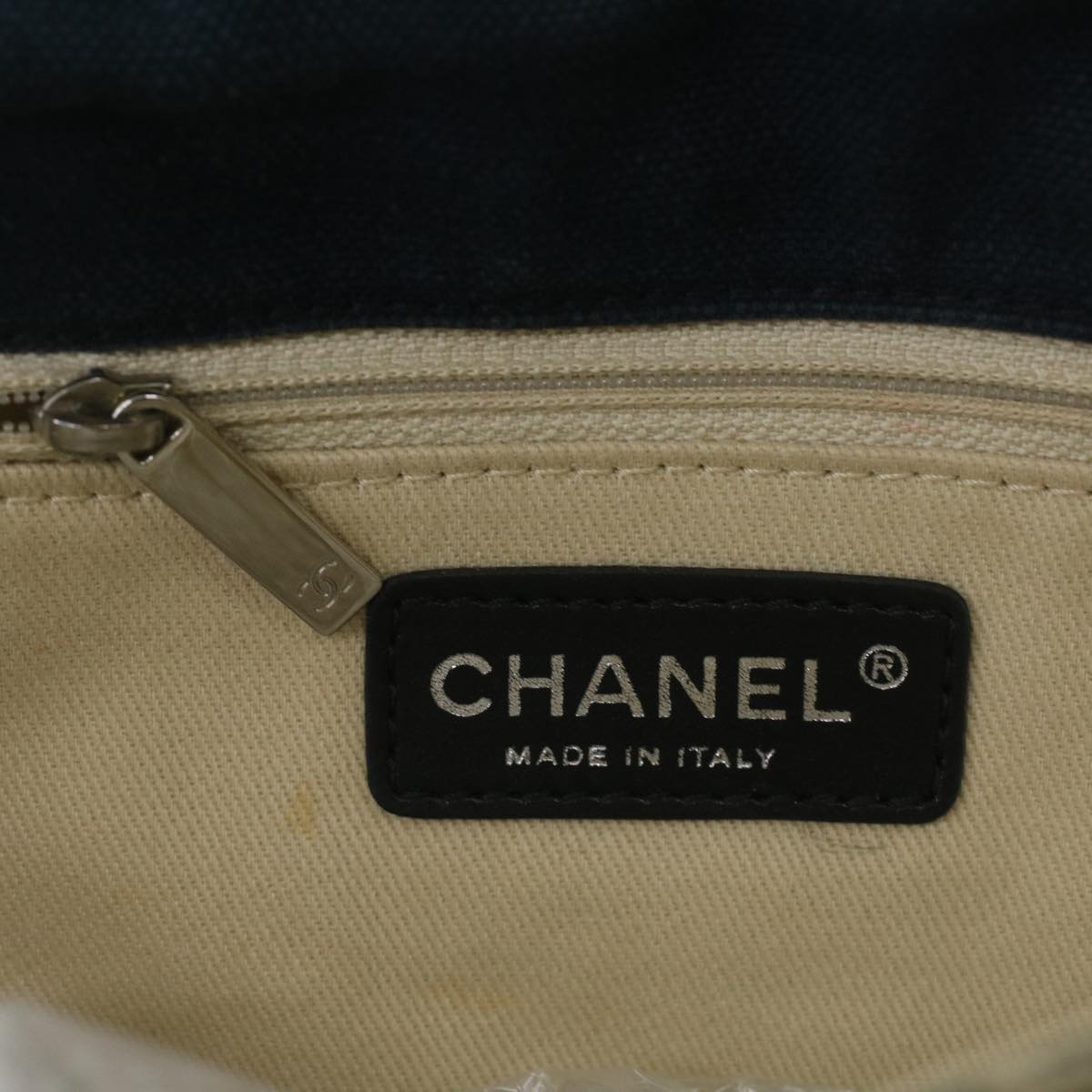 CHANEL Matelasse Chain Shoulder Bag Canvas White Black CC Auth bs4346