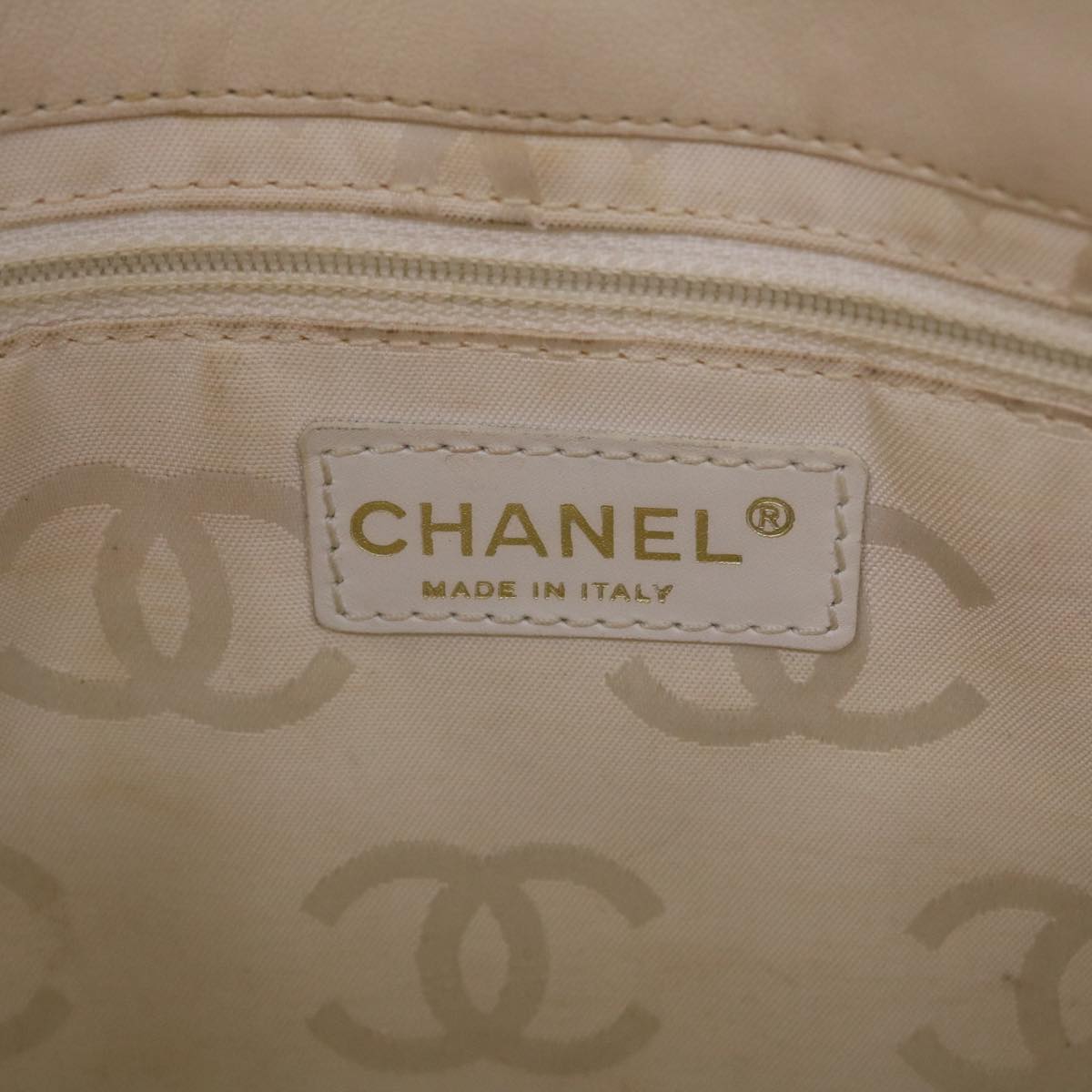 CHANEL Shoulder Bag Patent leather White CC Auth bs5665