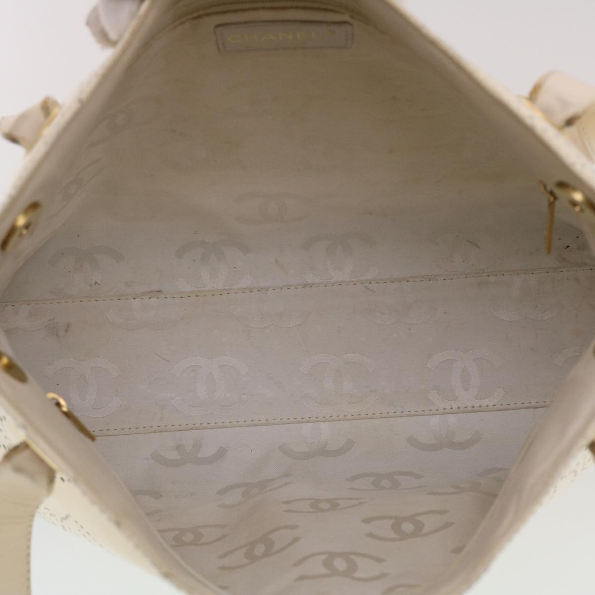 CHANEL Shoulder Bag Patent leather White CC Auth bs5665