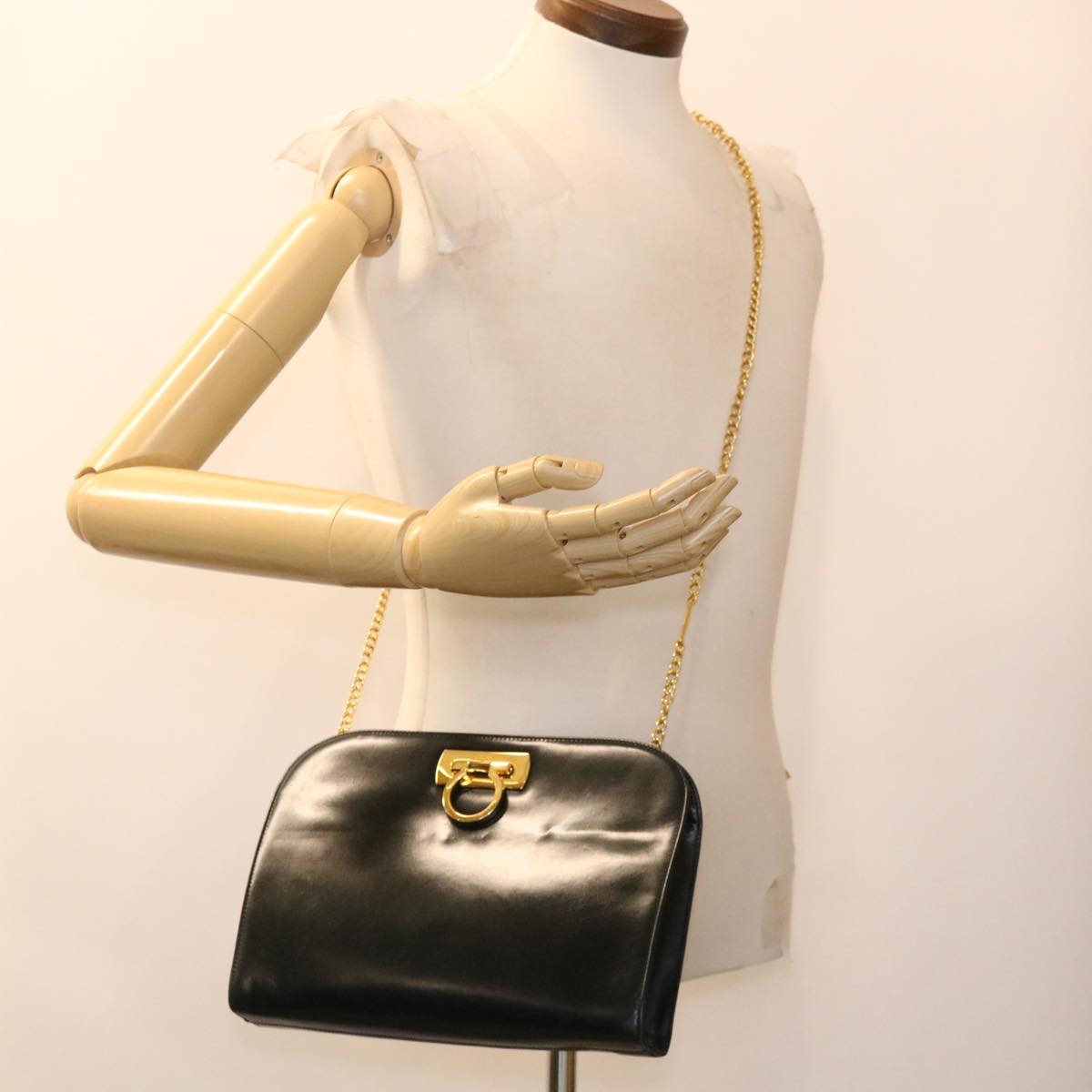 Salvatore Ferragamo Chain Shoulder Bag Leather Black P 21 0587 Auth cl459