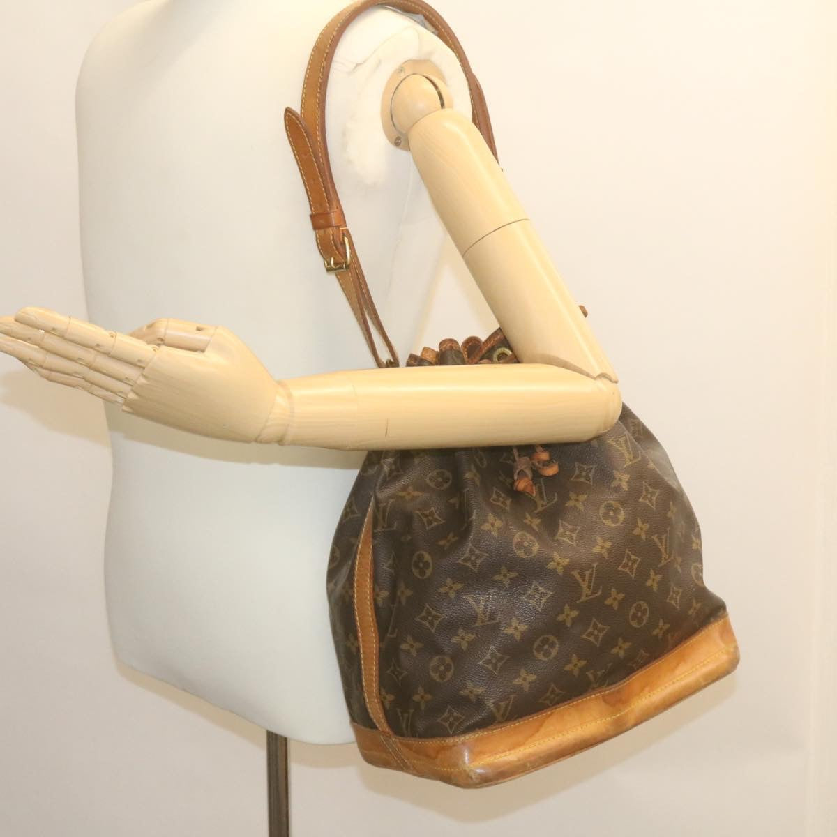 LOUIS VUITTON Monogram Noe Shoulder Bag M42224 LV Auth ds433