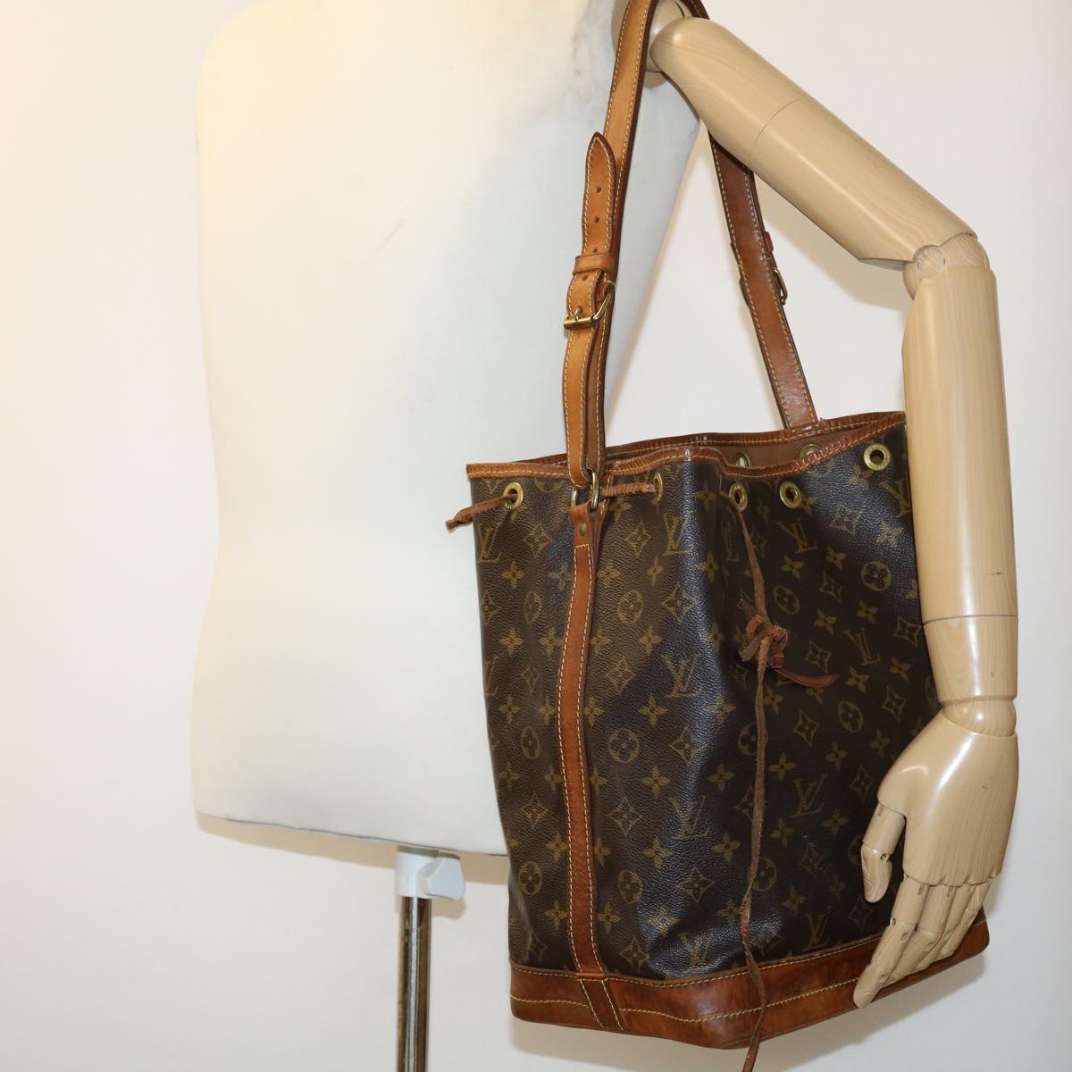 LOUIS VUITTON Monogram Noe Shoulder Bag M42224 LV Auth ds543