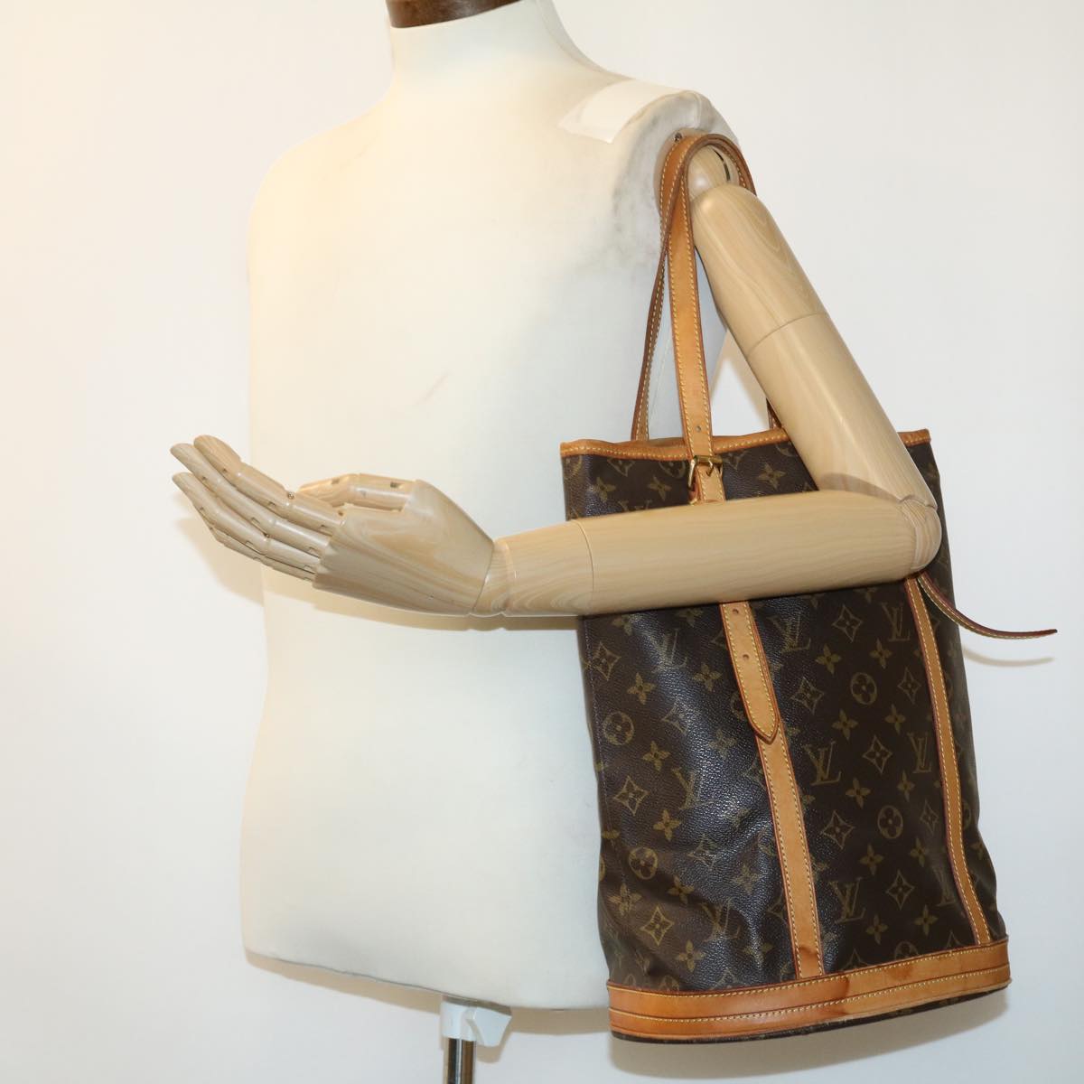 LOUIS VUITTON Monogram Bucket GM Shoulder Bag M42236 LV Auth fm1737