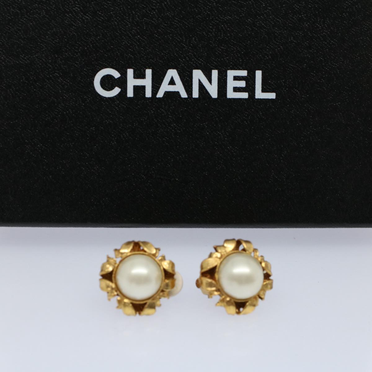 CHANEL Pearl Earring Gold Tone CC Auth fm2978