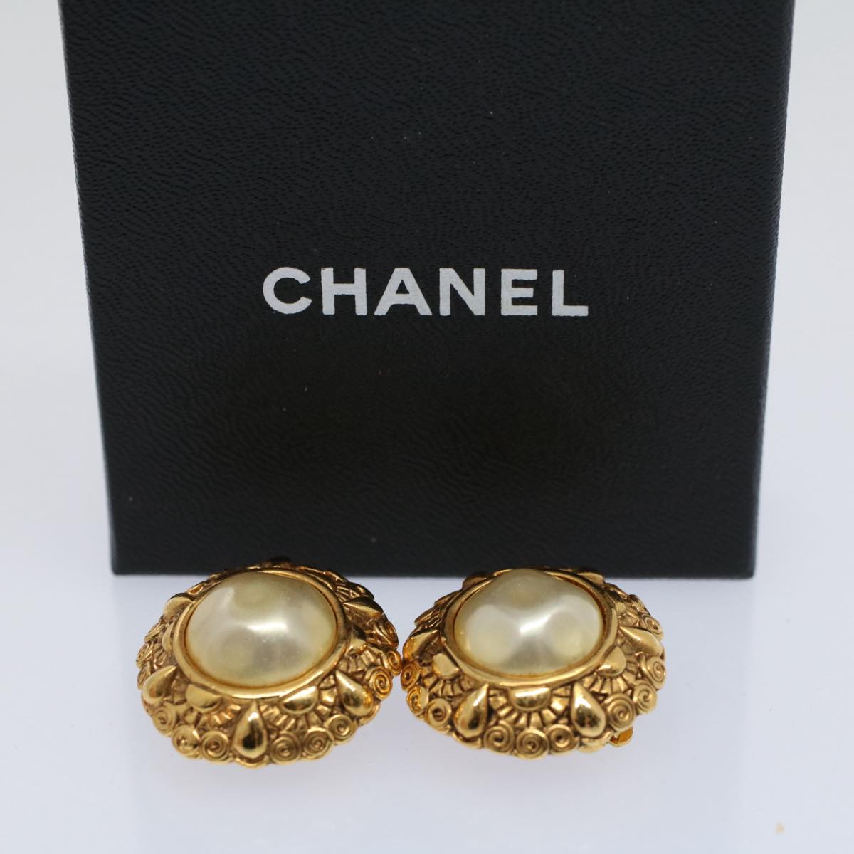 CHANEL Pearl Earring Gold Tone CC Auth fm2979