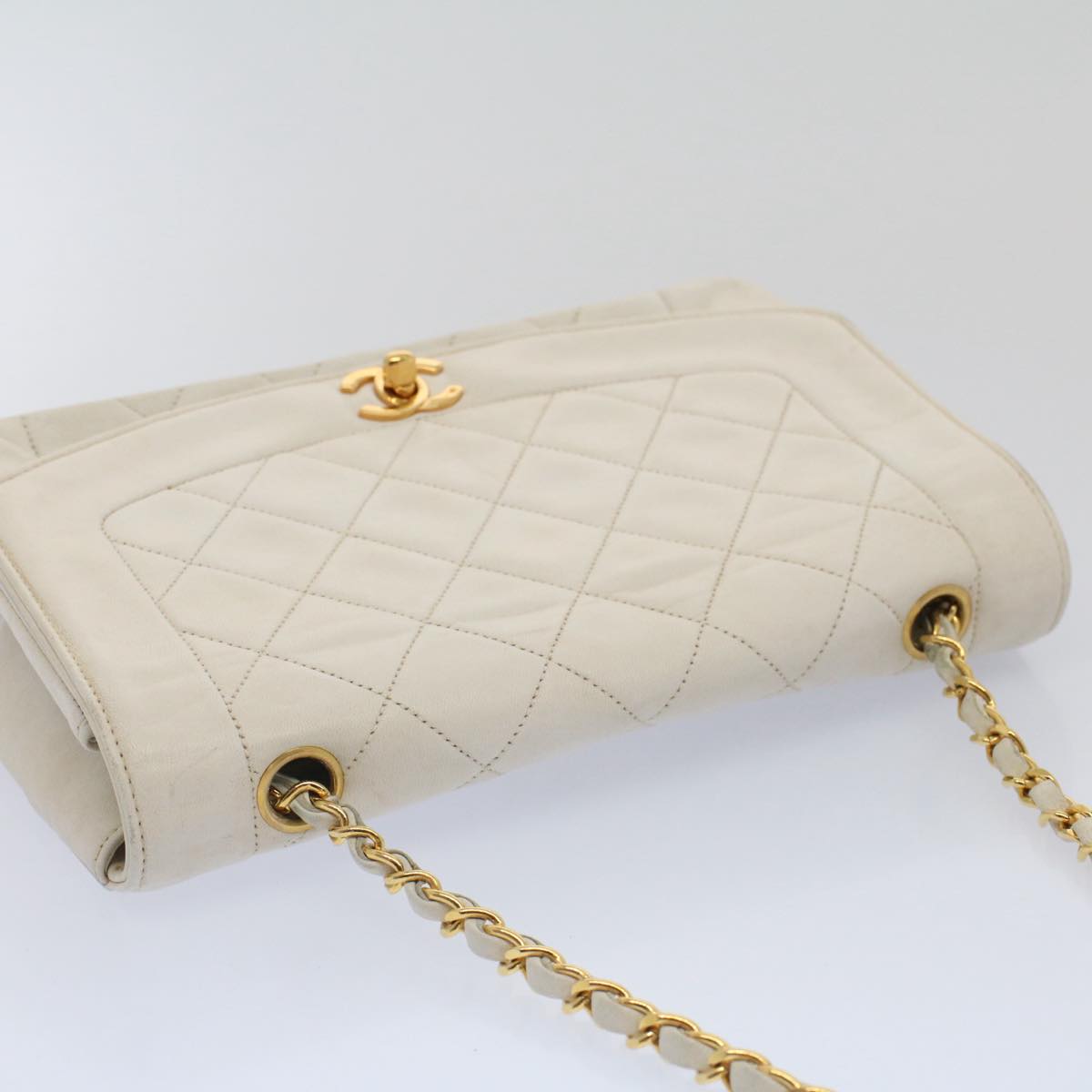 CHANEL Diana Matelasse Shoulder Bag Lamb Skin White CC Auth hk802