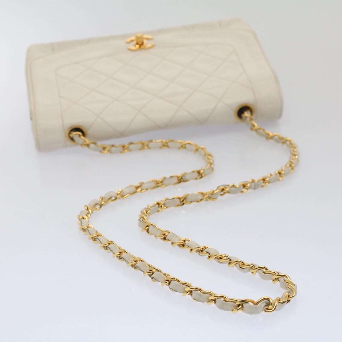 CHANEL Diana Matelasse Shoulder Bag Lamb Skin White CC Auth hk802