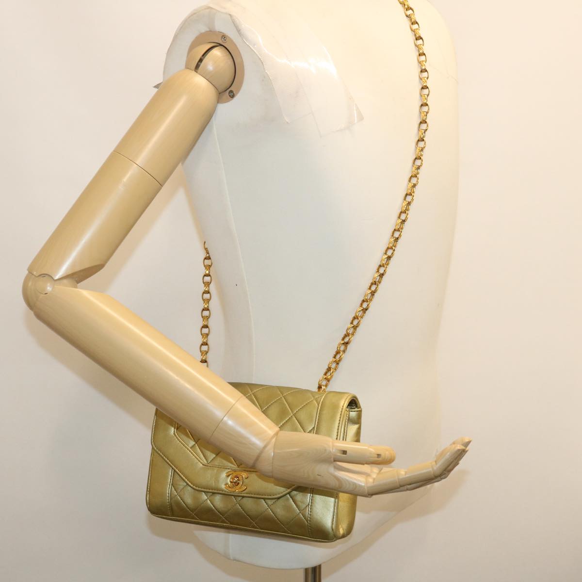 CHANEL Matelasse Turn Lock Chain Shoulder Bag Lamb Skin Gold CC Auth jk1185A