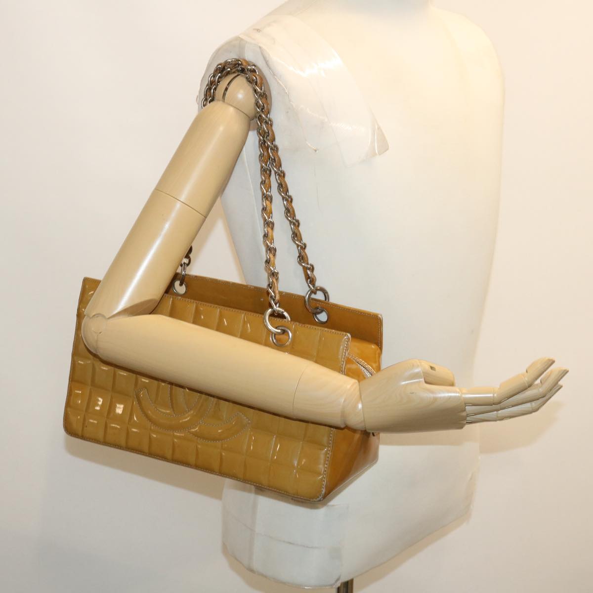 CHANEL Choco Bar Chain Shoulder Bag Enamel Beige CC Auth jk1646