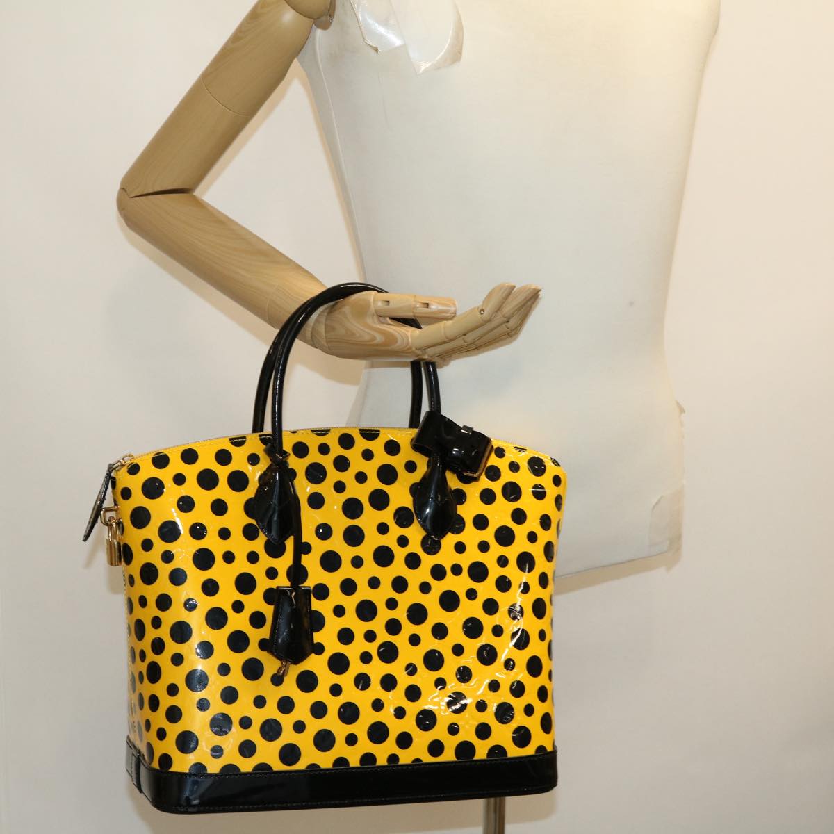 LOUIS VUITTON Vernis Dot Infinity Lockit MM Hand Bag Yellow M91398 Auth lt555A