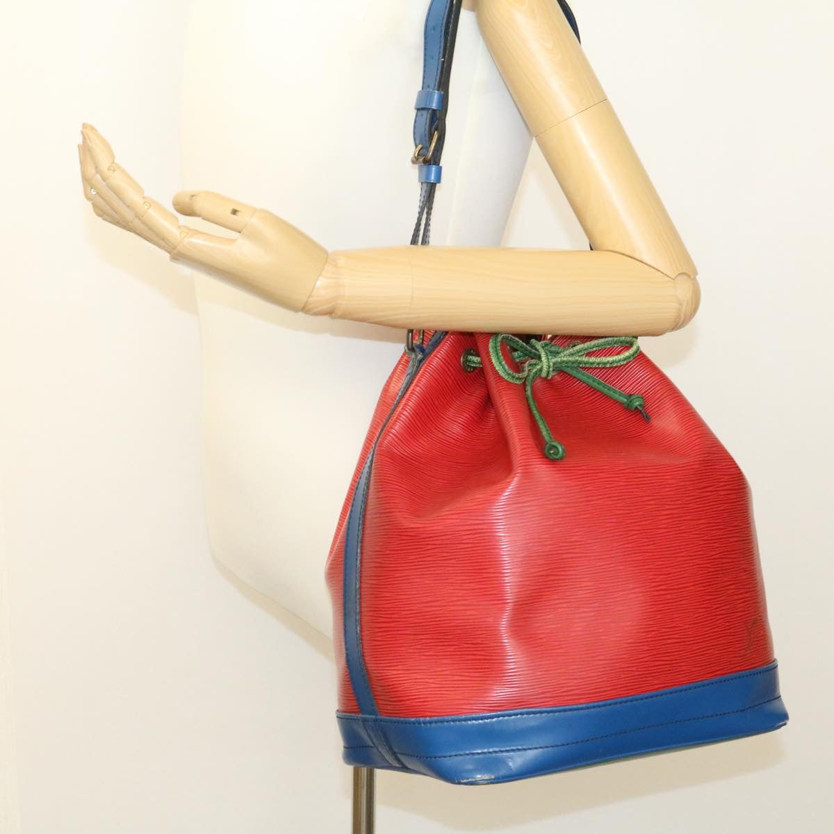 LOUIS VUITTON Epi Noe Shoulder Bag Red Green Blue M44082 LV Auth 35037