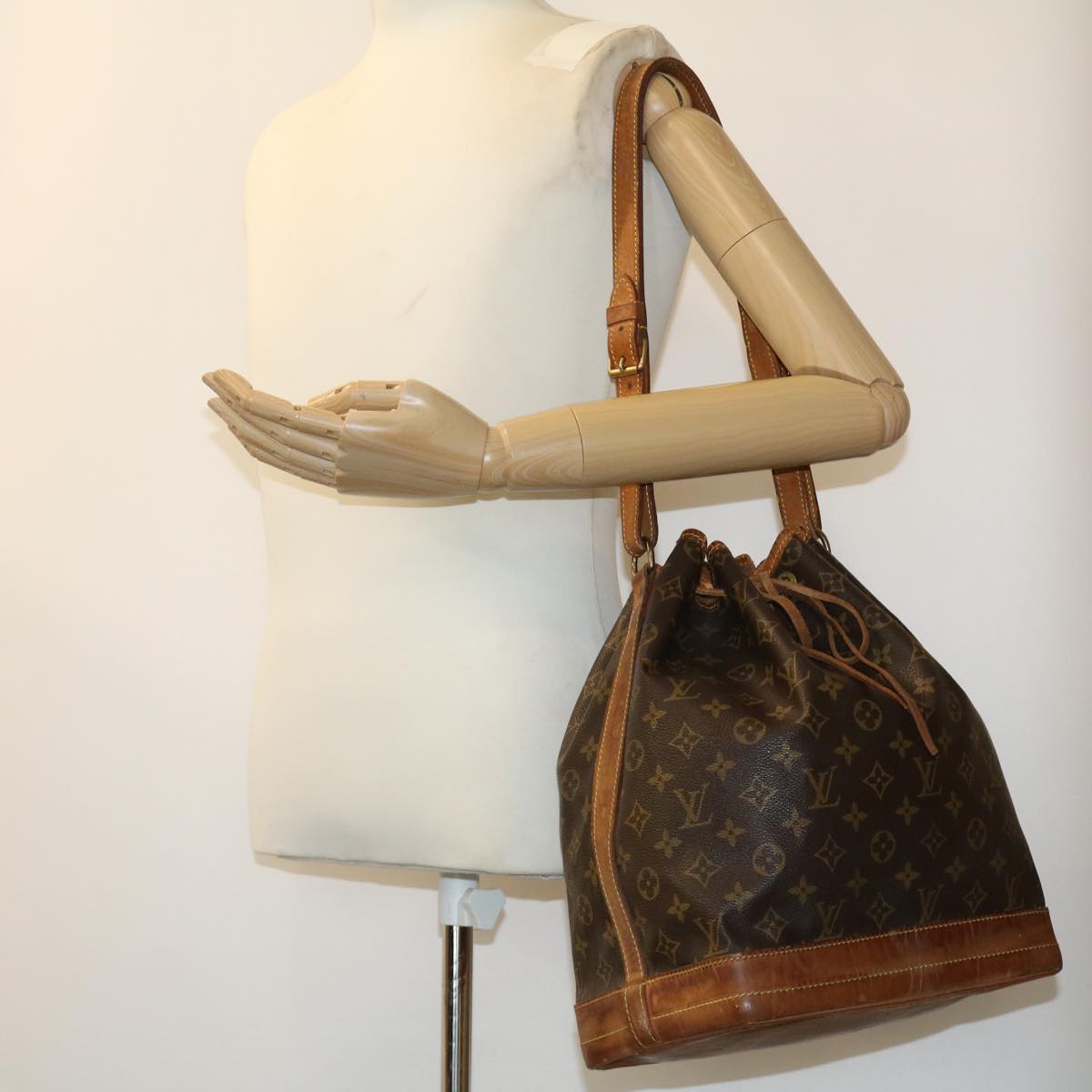 LOUIS VUITTON Monogram Noe Shoulder Bag M42224 LV Auth 35229