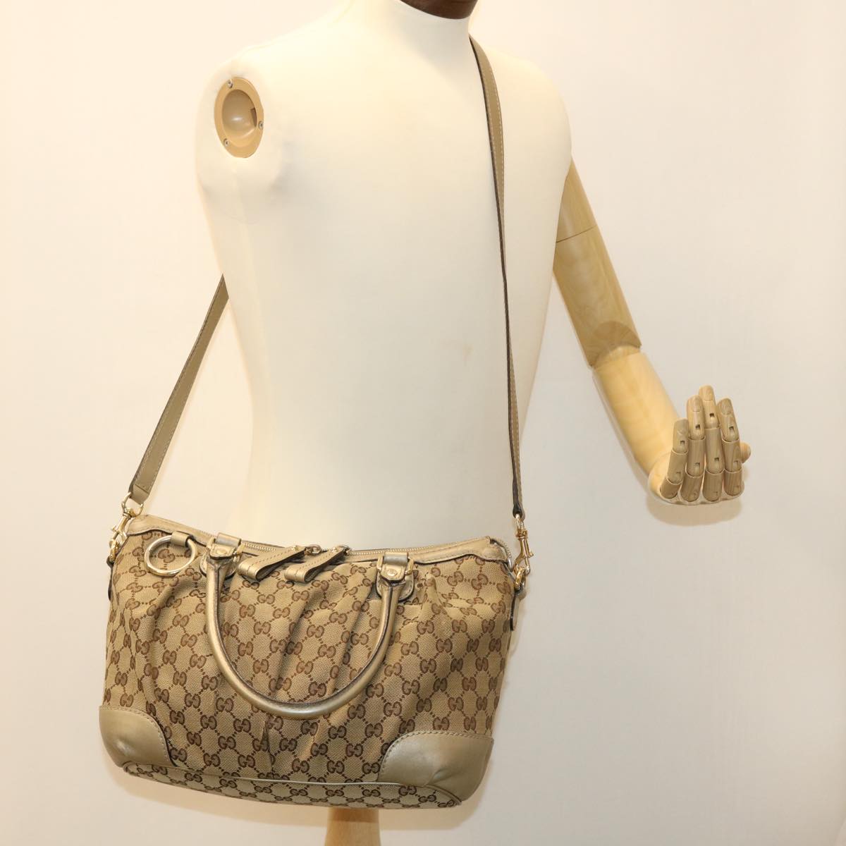 GUCCI GG Canvas Shoulder Bag Beige 247902 Auth ro787