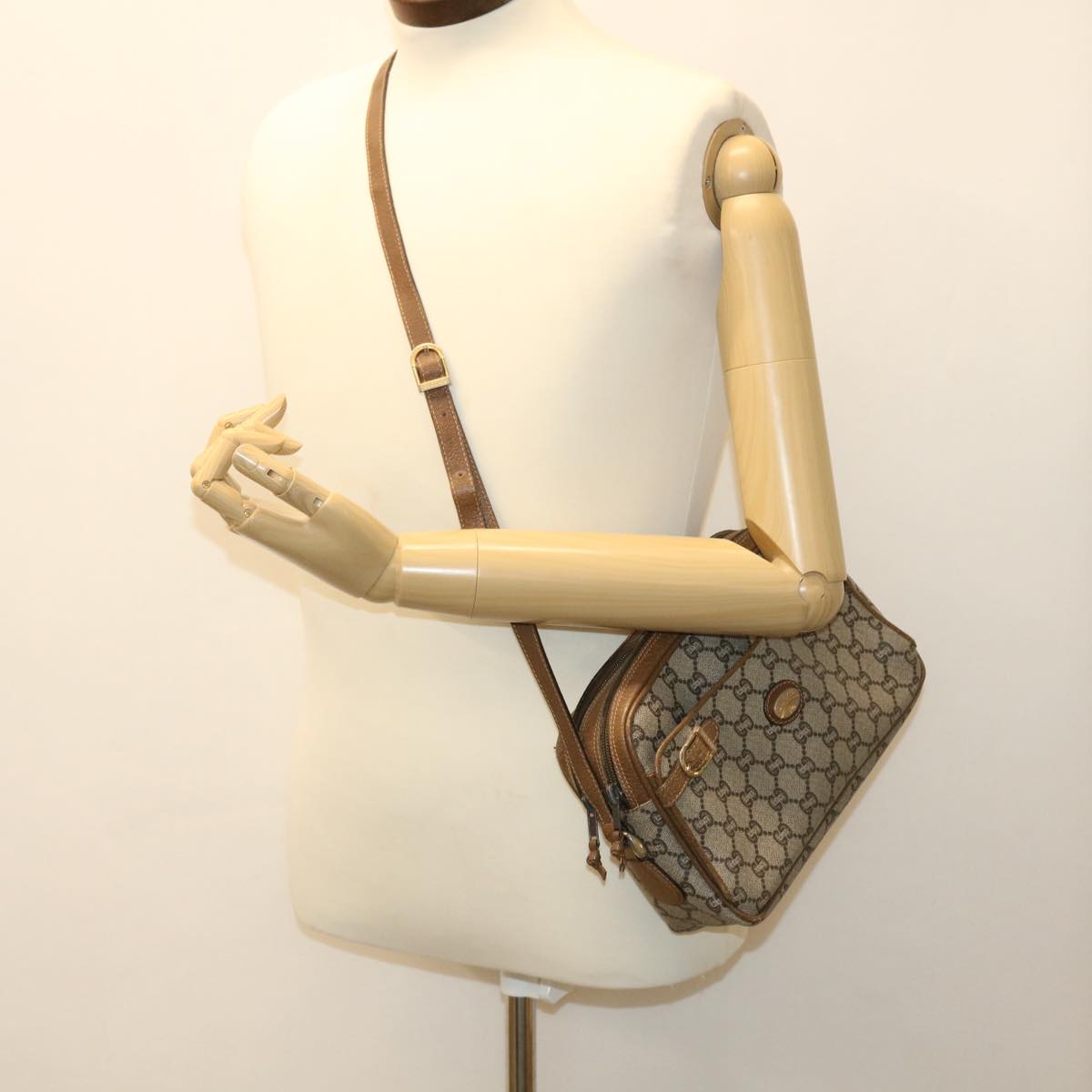 GUCCI GG Plus Canvas Shoulder Bag PVC Leather Beige Auth ro789