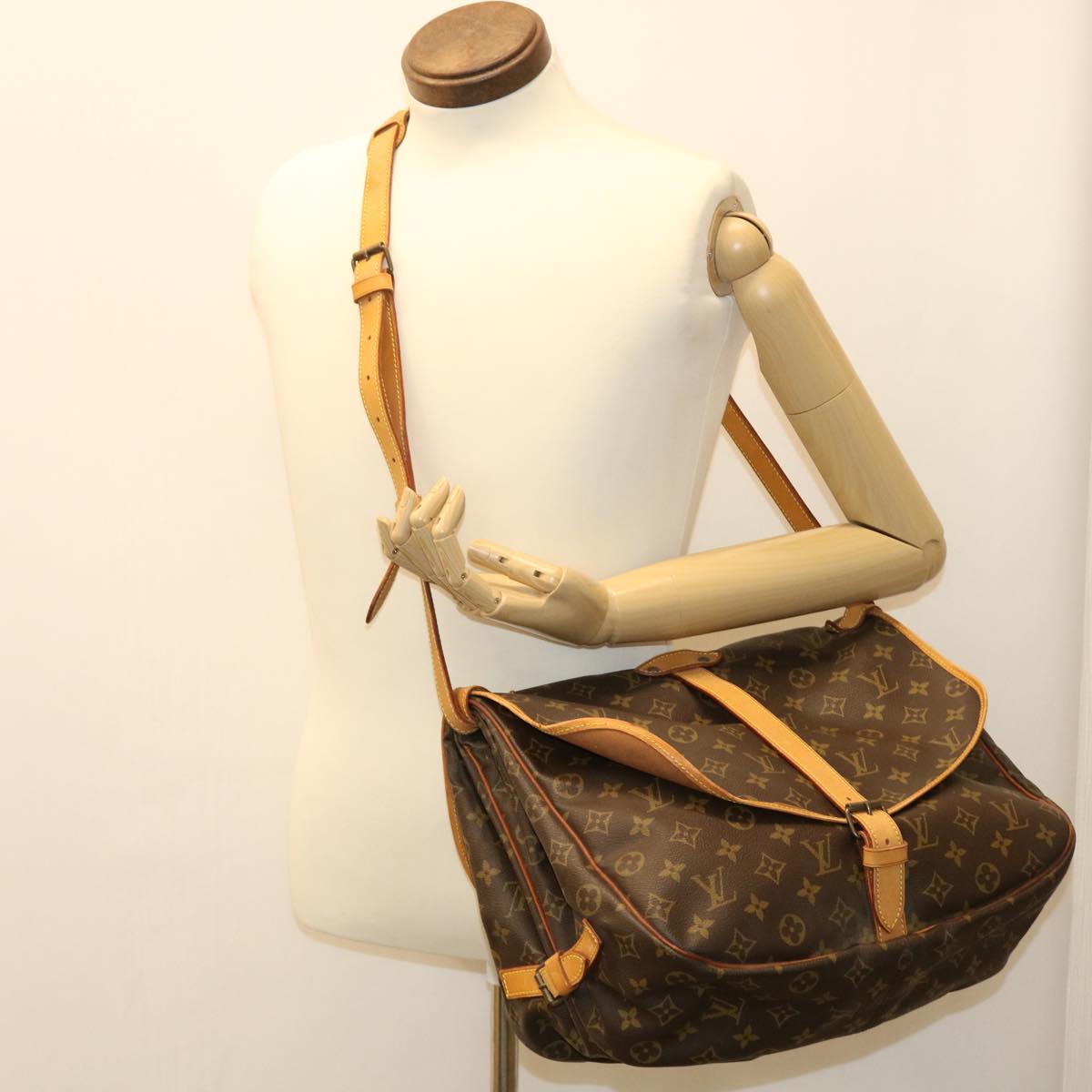 LOUIS VUITTON Monogram Saumur 35 Shoulder Bag M42254 LV Auth ro844