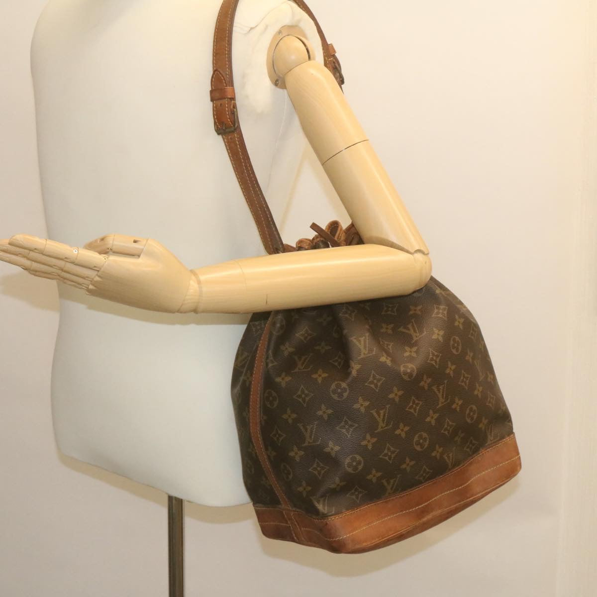 LOUIS VUITTON Monogram Noe Shoulder Bag M42224 LV Auth rz195