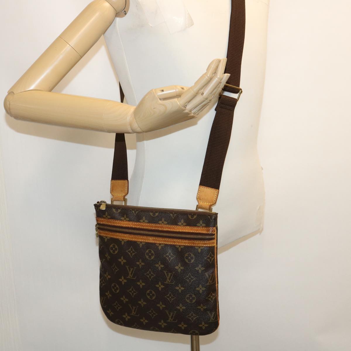 LOUIS VUITTON Monnogram Pochette Bosphore Shoulder Bag M40044 LV Auth rz320